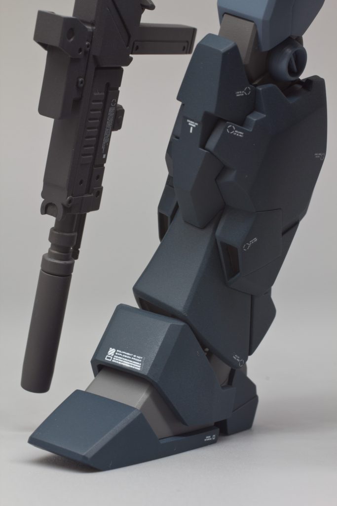 スネ両側のダクト部はパーツ割りのせいで変な分割ラインになってたので修正しました。