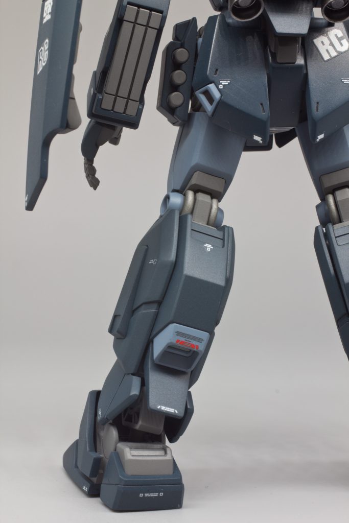 脚部後ろ側も抜かりないデザインです!!