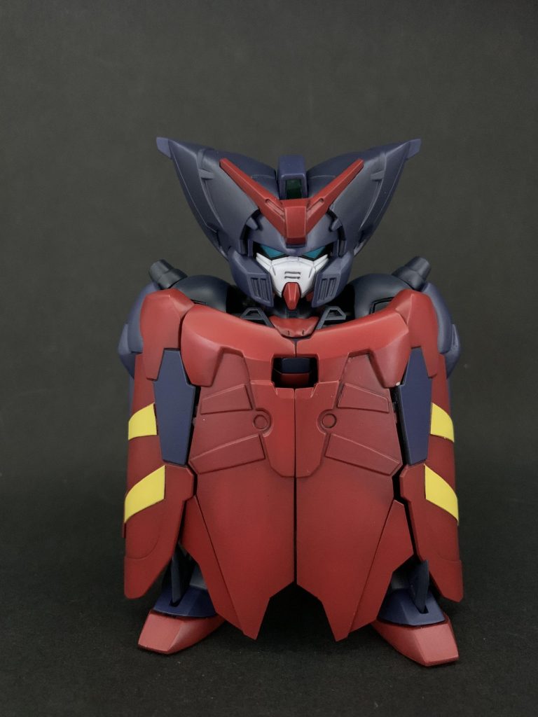 最大の特徴は、差替えなしでマント形態と羽根形態の変形が可能、という点です。キット化されているマスターガンダムの中では、MGじゃない1/100キットだけがこの変形機構搭載だったので、そちらの構造を参考にしています。