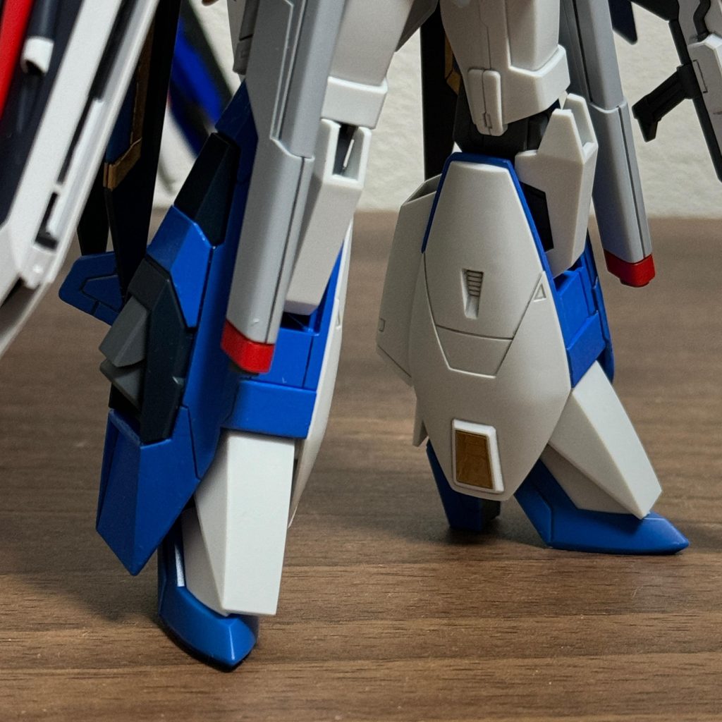 脚部はA-Zガンダムから流用。脚の変形はしないと w