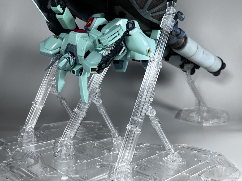 本体は取説通りアクションベース1×3、ブースターは3(だったかな?)で支えてます。MG2体分も合わさり、とにかく重い🧡でも予想以上に安定してます。