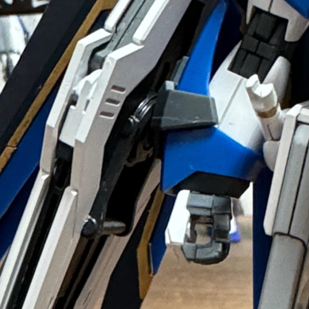 武装はこだわりの左利き配置。シールドですが…昔の一体成形みたいな箇所があって 涙残念です。