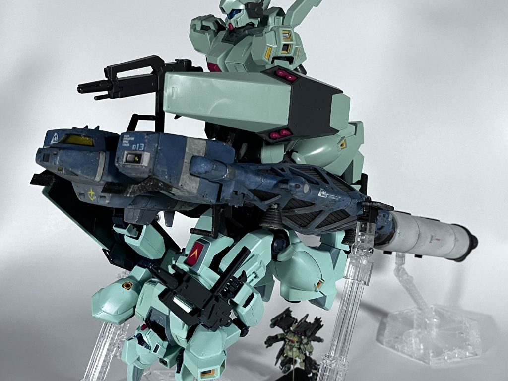 0089年にロールアウト後、質量兵器代わりにも使われたベースジャバー。薄汚れるまで生き残れている個体はそれなりの理由があるもの、という感じで小芝居を仕込みました。いつか気合い入れて作ろうと思いながら素組で放置しているこのMGジェガン&D型(&積んでるスタークジェガン)の、方向性を決めるためのものでもありました。でも結局のところ、そんなの関係なく楽しかったです🩵