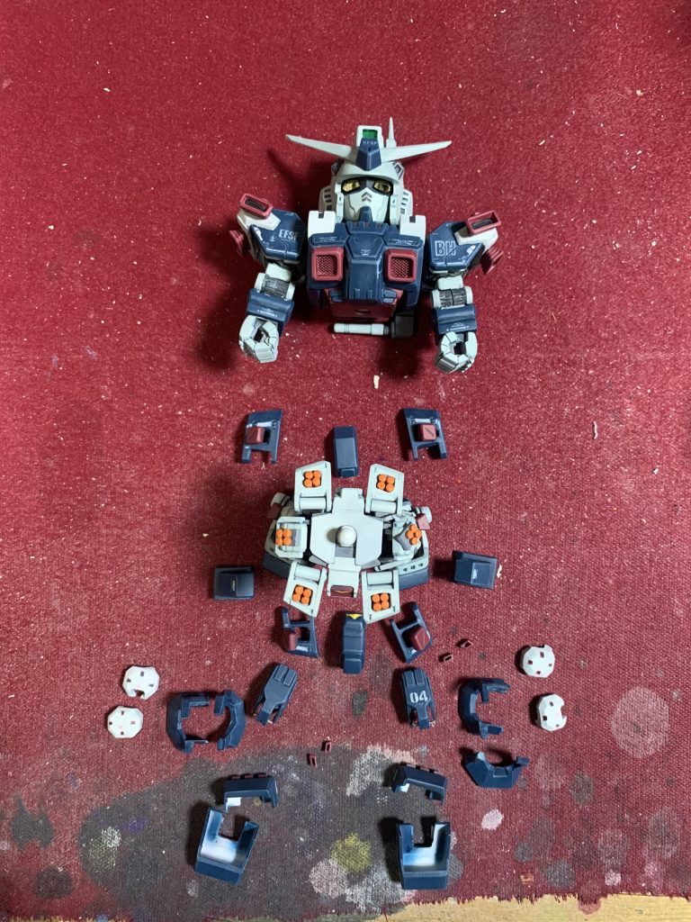 フルアーマー装備を装着している最中の図。