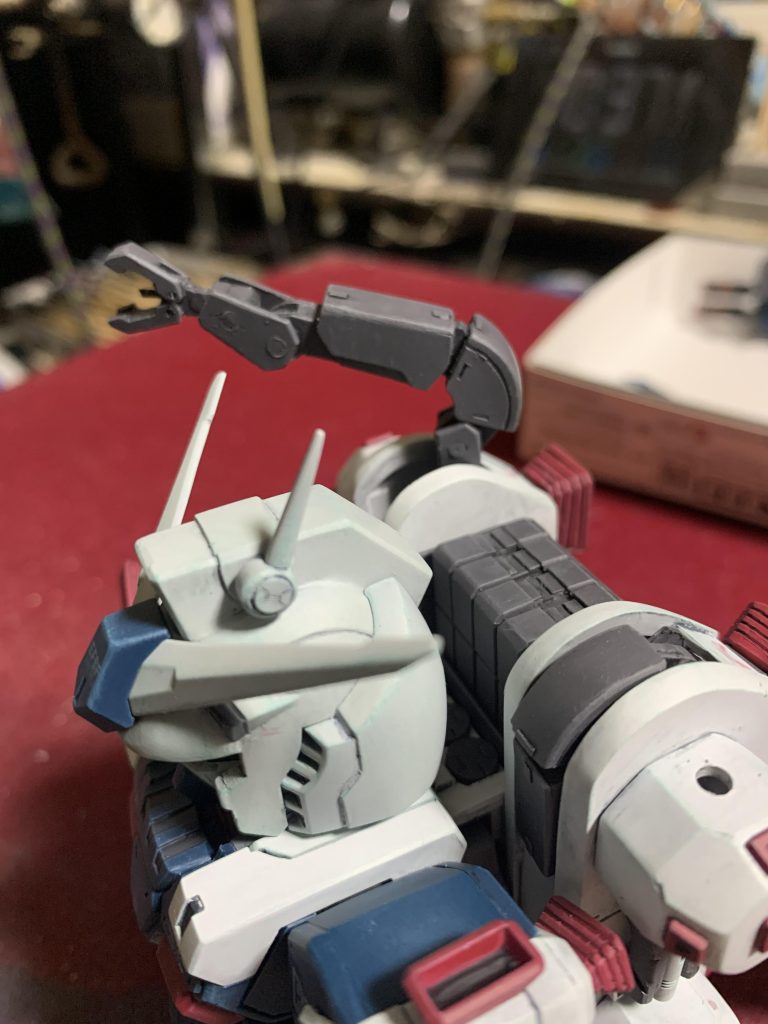 アームも可動します。サイコザクのサブアームの先端は握力が皆無に近く武器を持たせるのも一苦労だったので、今回は武装固定用の隠し金属軸を打っています。