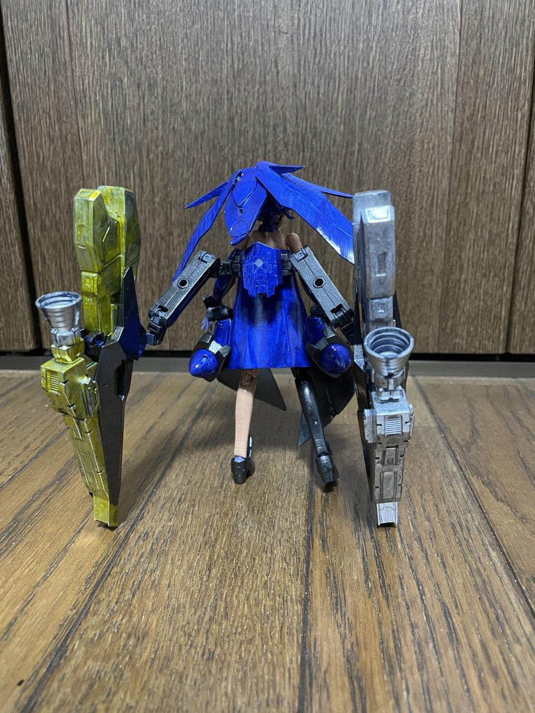 左右のバーニア兼砲台は、ネオジム磁石を仕込んで着脱可能になってます。イメージは、ギルティギアのラムレザルの大剣。あと見にくいですが、こっそりツインドライブ仕込んでます（笑）