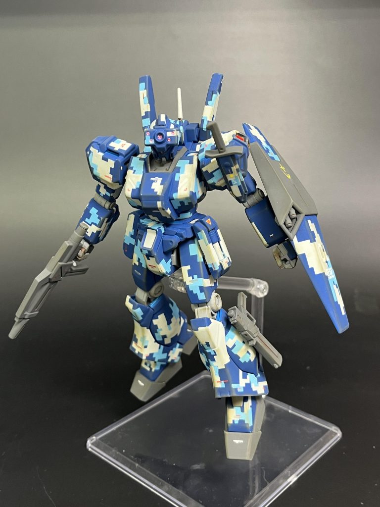 バイザーのカメラアイはどうするか迷った上で、付属品のシールをくり抜いて貼りました。