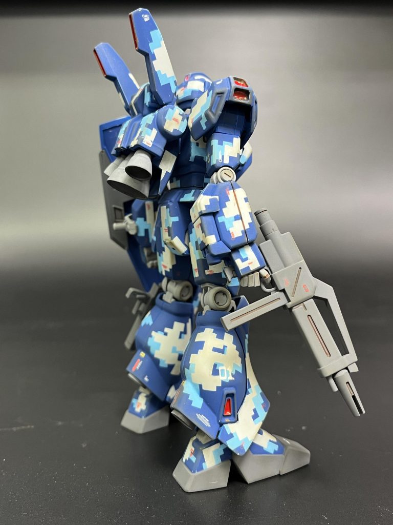 赤の部分塗装はお店にレギュレーションを確認の上、ガンダムマーカーの赤を使用、墨入れはコピックライナーの茶色を使ってます。