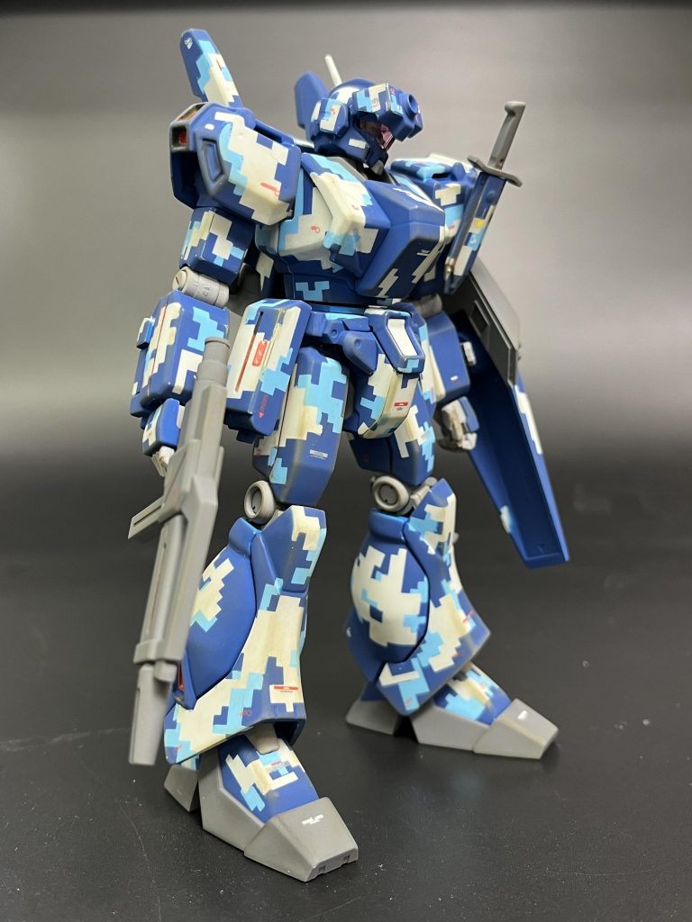 デカールは連邦系のガンダムデカールを適当に使用、部分的に削り取ってチッピングを入れて、激しい訓練の後っぽい雰囲気を出してます。ウェザリングも塗布する前にベースカラーにチッピングを入れてからやってます。