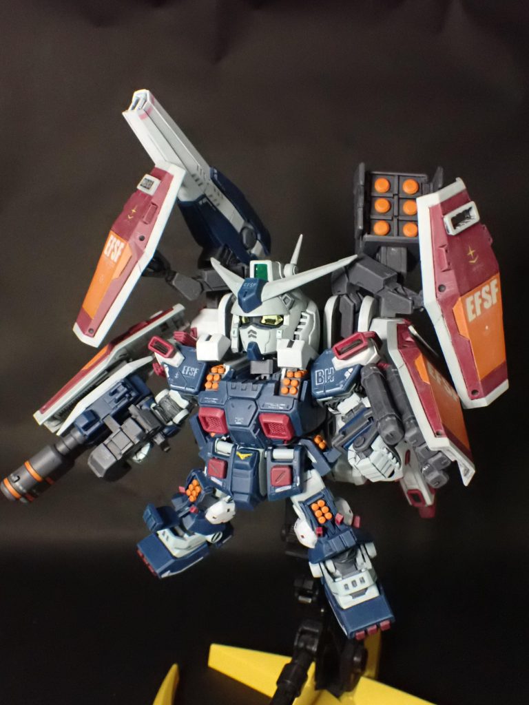 MGを参考にしているので、いろんな部位がパカパカします。腰の四角いところもパカパカしますが、開けるのを忘れて撮影したようです。