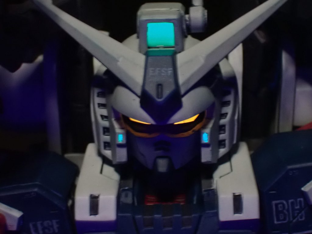 モヒカンカメラや目はブラックライト発光します。