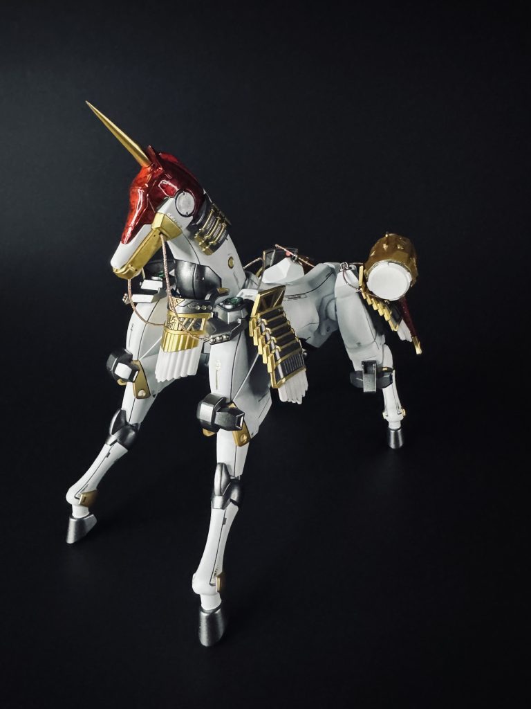 風雲再起・戦国は、SDW HEROES 信長専用軍馬や戦国アストレイ頑駄無などのパーツを使い戦国アストレイ・阿修羅専用っぽくミキシングしました。木槌などの武器を懸吊することが可能です。今回始めてSDを塗装しましたが、塗り分け大変なんですね‥SDを綺麗に塗装されてる方って凄いですね！