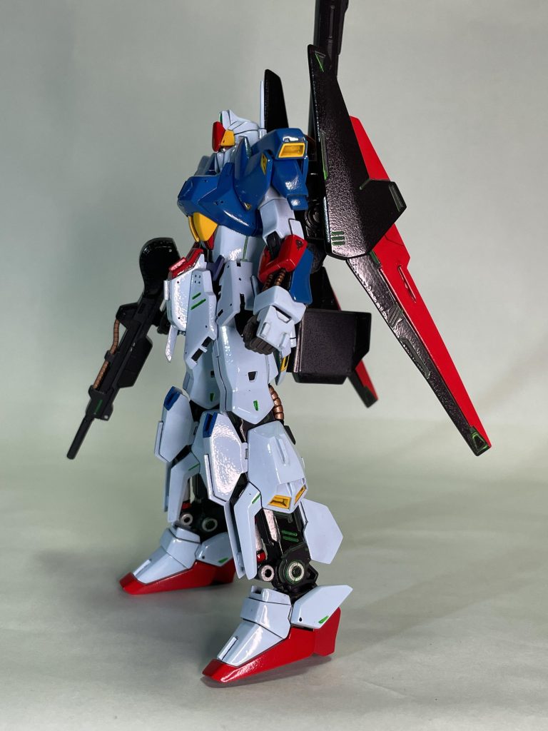 (側面)カミーユ「自分達の都合で誤魔化して。大尉はこれに乗って僕に死ねと言うんですかッ!」クワトロ「だが、いいMSじゃないか。」