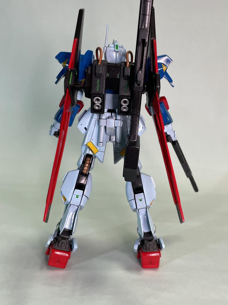 (背面)カミーユ「だったら、大尉が乗ってくださいよ。」クワトロ「……私には百式がある。」