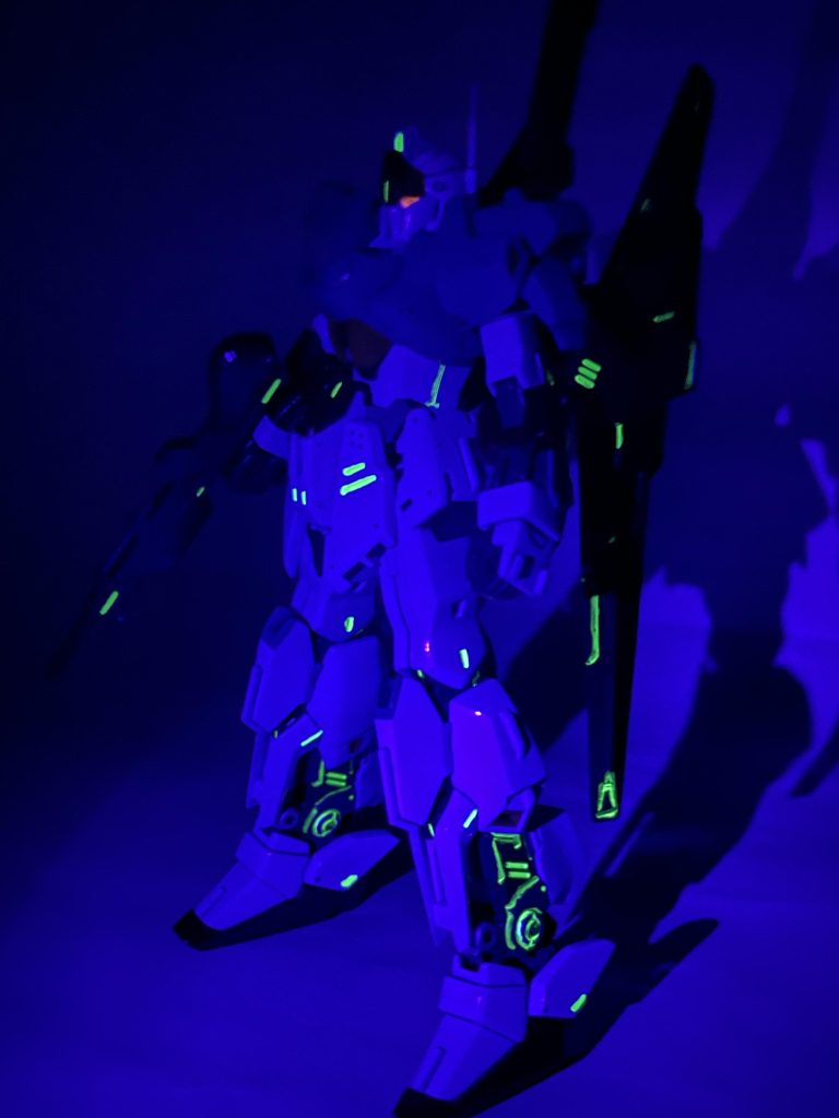 (蛍光塗料で怪しいバイオセンサーをイメージ)カミーユ「こいつッ!」バキッ!クワトロ「ぐはっ」クワトロ「……すまないが、持って帰ってくれるか。パイロットがああではな。次はΖガンダムを頼む。」業者の人「あっ……はい。」