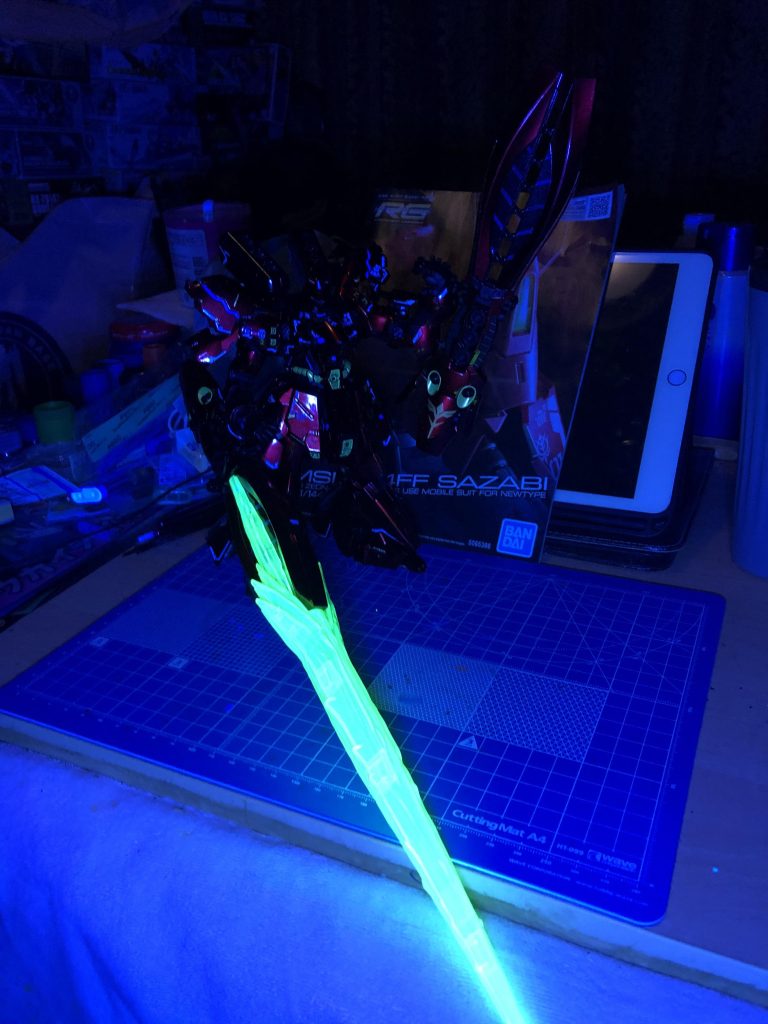 蛍光塗料で色々光ります笑