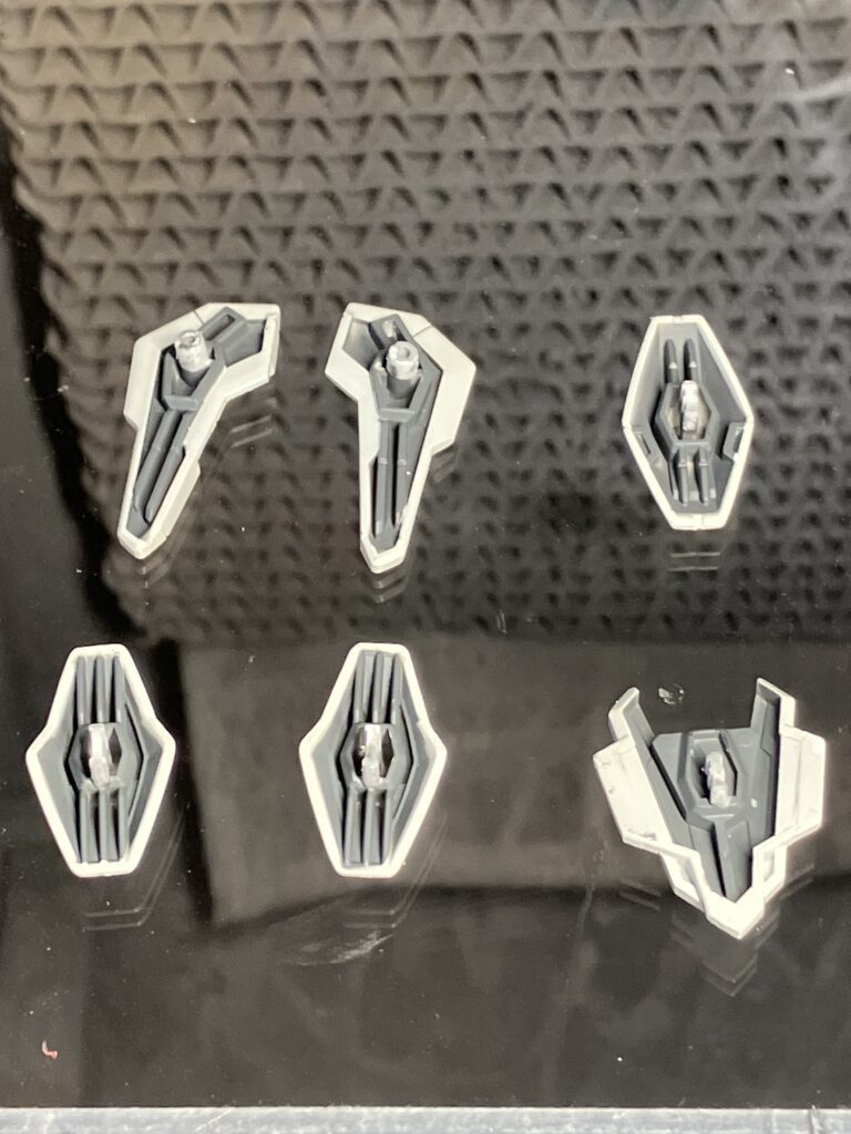 エスカッシャンの内側は塗り分けました。