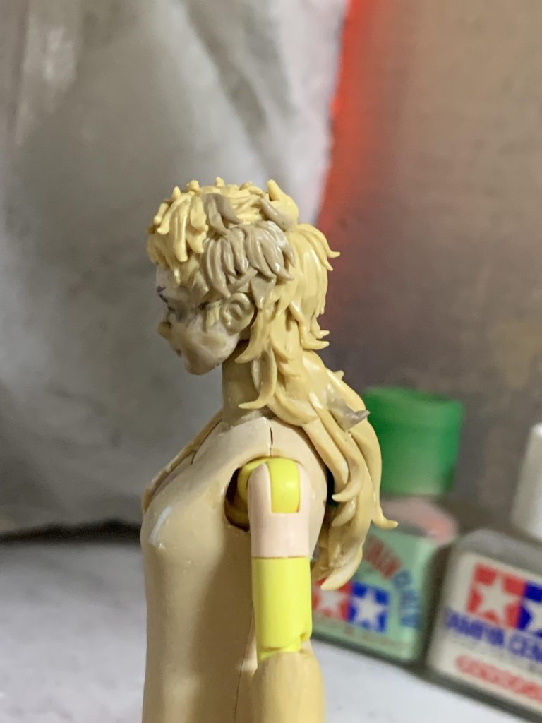 髪パーツの造形が粗いので切削で整える。という感じです。