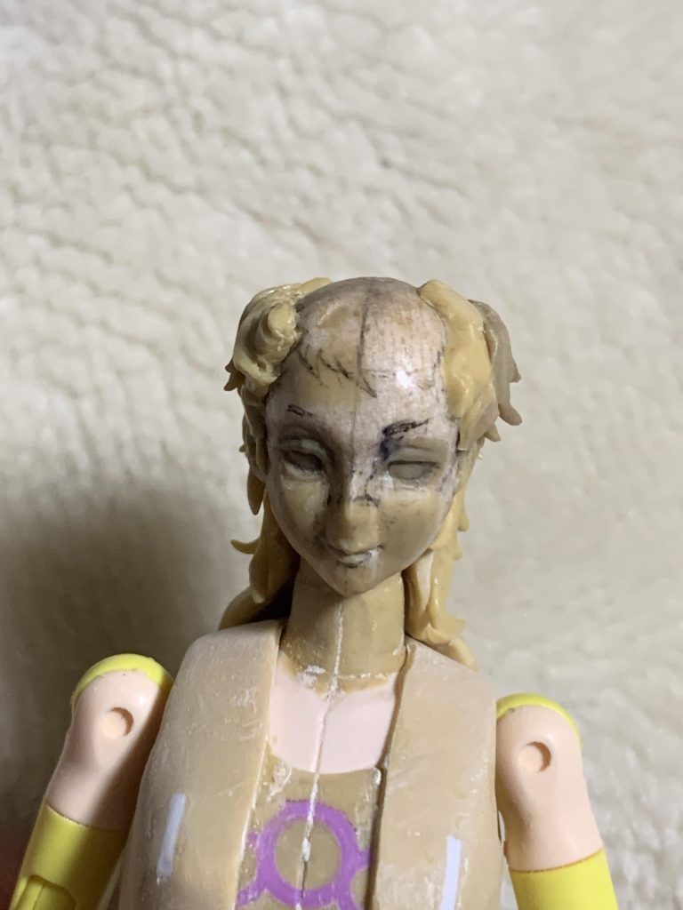 素顔用の髪を造形。両サイド、後頭部、頭頂部の順で制作。