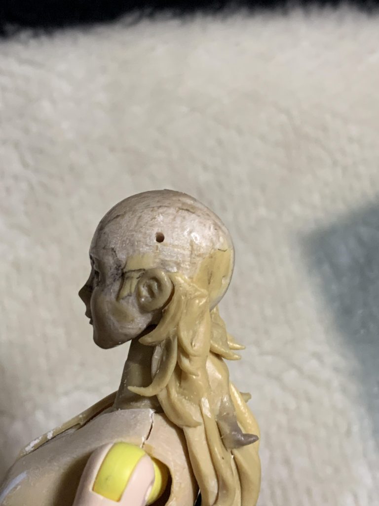 一旦メットを外して、後ろ髪を造形横の穴は髪パーツ取付け用の穴