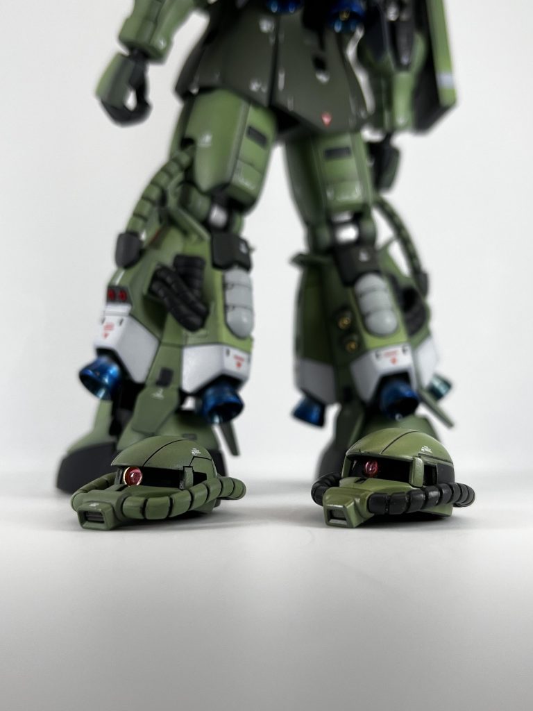 この前つぶやきでも投稿しましたように、今作の最大の変更点は頭部の変更です。右側がオリジンザク、左が置き換えた物です。スケールが同じなのでそんなにサイズは違いませんが、全くテイストが異なりますね。皆さんはどちらがお好みでしょうか??コメントお待ちしてます。