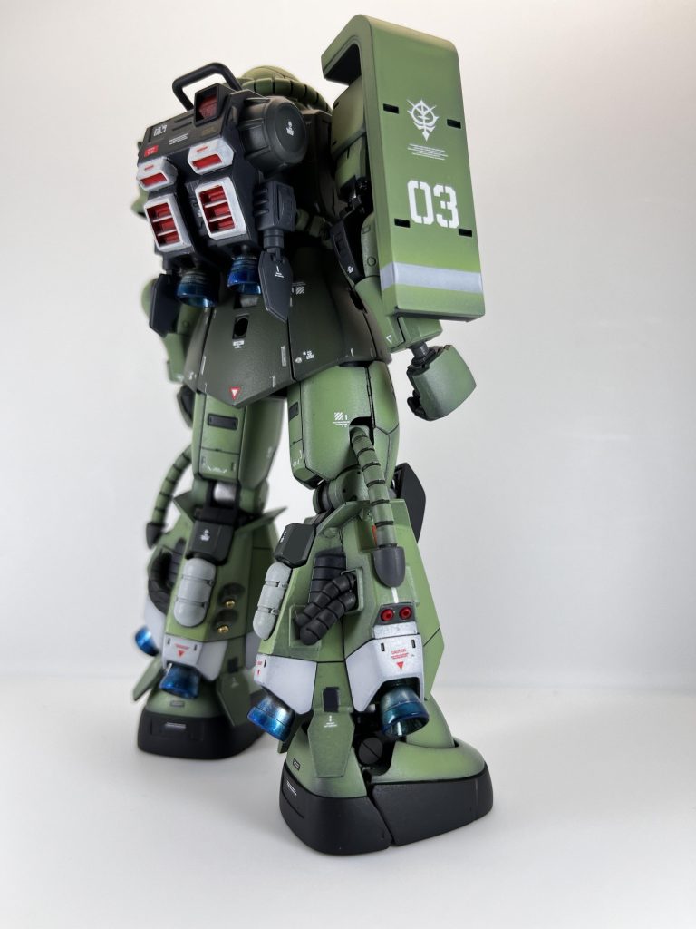 右側後方からバックパックの構成もHGUCと似たり寄ったりですが、スタビライザーのサイズが少し小さかったり、角バーニアの高さが低かったらです。これは完全に好みが分かれそう…個人的にはHGUCの物が好みですね。