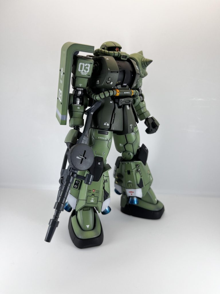 右側前方よりザクマシンガンを携えて。オリジンザクの頭部接続具は2パーツ構成で、可動もありますが、若干首が長く感じるのと頭部形状に違和感を感じていました。頭部の変更によりその違和感を解消できたかと。