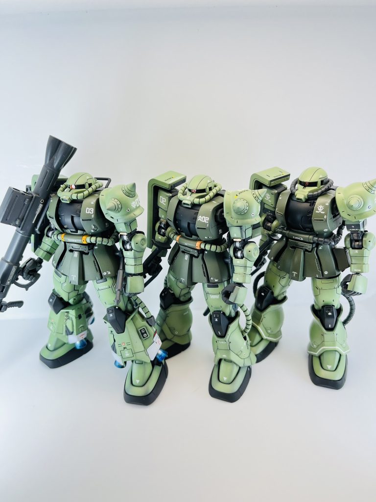 我が家のオリジンザクです。カラーは全て水性ホビーカラーの「よもぎ色」と、「フィールドグレー2」です。今作もF2の頭部に換装しているので、雰囲気の違いがよく分かると思います。