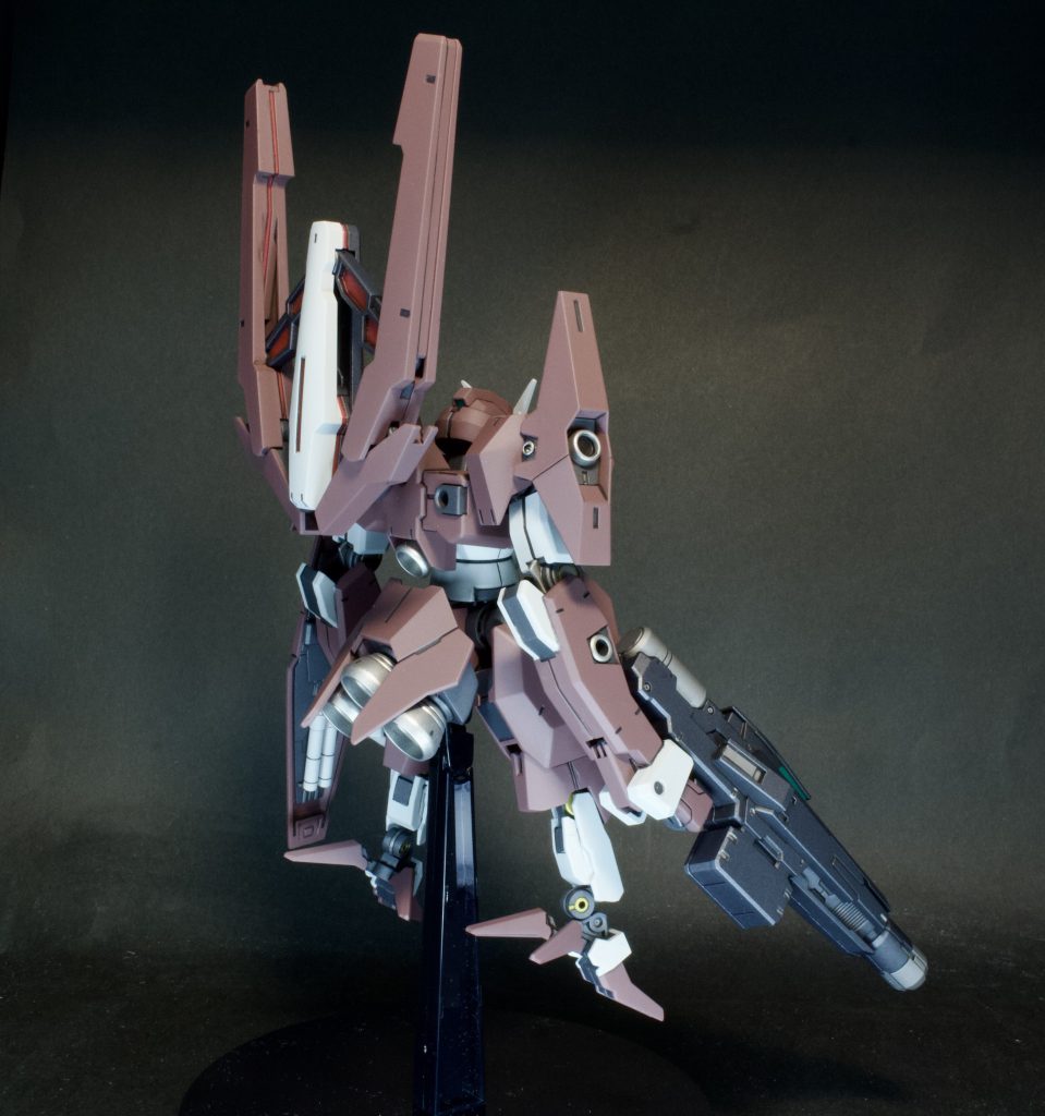 素立ち　斜め後ろから。ビームサーベル本体の色は白派です