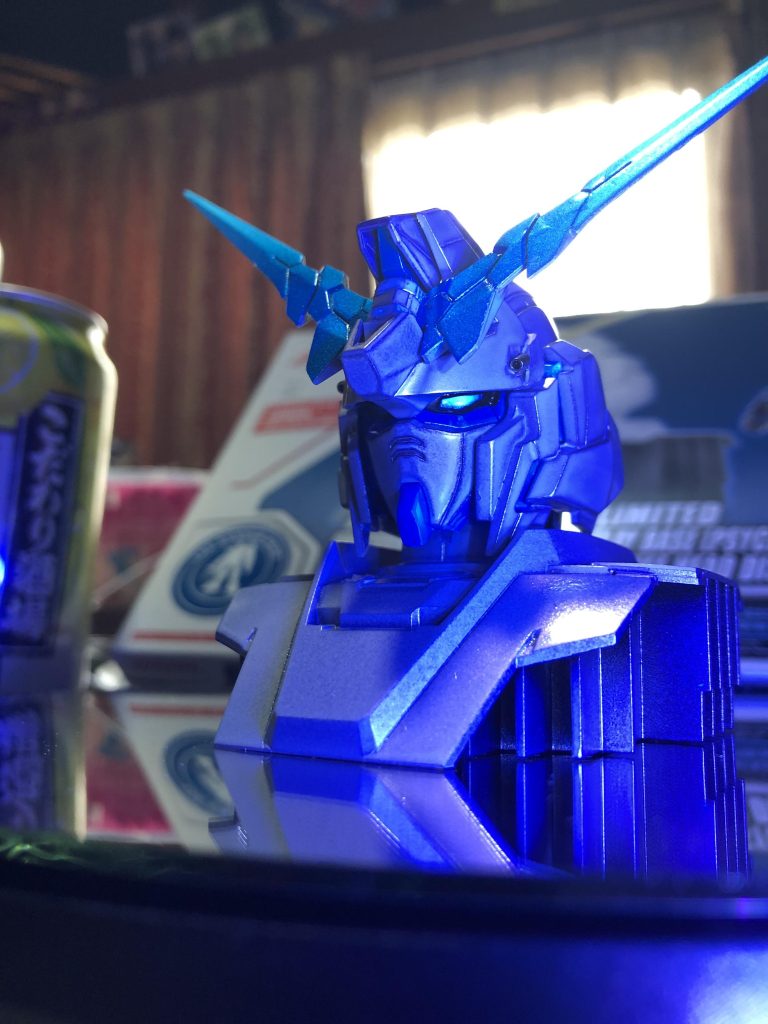 蛍光塗料使ってるので光ります。