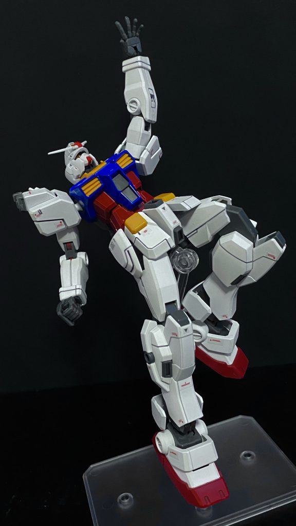 空を見るのが好きだった。とはいえ、見えるのは青空ではなく、「向こう」側の街なのだが。そう考えると、「空」ではなく「上」を見ることが好きだったのだと思う。 私はコロニーの生まれだ。サイドI、30バンチ。体が弱く、入退院を繰り返していた幼い私は、大きな手術の為、月の病院へ両親と離れ入院した。月の低重力が治療に必要だったからだ。とはいえ、5歳の頃だ、あまりよくも覚えていないのだが。でも、これだけは覚えている。手術の日、私の父と母は来なかった。手術の前日、UC0085、7月31日。ティターンズのバスク・オムの指揮により、サイドI30バンチコロニーにG3ガスが注入され、住民1500万人が死亡した。私の父と母もその中に含まれている。 泣かなかったと思う。退院後、私を引き取りに来た地球に住む叔父と叔母に対してひどく怒ったことは覚えている。地球、アイルランド、ダブリン。その郊外にある寄宿学校に入った私は、そこでは本物の青空を見て過ごしていた。そして何度か季節を繰り返した後、私は見た。ダブリン郊外、街を見下ろす丘の上で。空が落ちてくるのを。空を割り、落ちてくるスペースコロニー、人類の宇宙における大地が、私が生まれた所と同じものが、地球の大地に突き刺さるのを。…いつからだろう、「空」を、「上」を見なくなったのは。ダブリンの街に住んでいた叔父と叔母は、避難途中で橋の崩落に巻き込まれ、亡くなった。 …そして私はひとりになった。