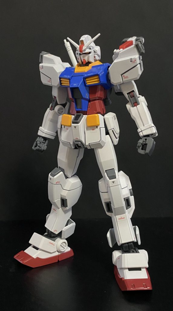 RGM-F0(F00)  カリステフス UC0106〜0107にかけて、連邦軍内で行われたアナハイムとサナリィ、二社による次期主力MSを決める競合において、サナリィ側が用意したMS。サナリィに対し、MS開発に一日の長があるアナハイムは、自社で過去に開発した機体をベースに競合を行うことを提案。そうしてアナハイムより供与されたRGM-87(アナハイムにおける機体名ジムⅣ)は、サナリィMS開発部の若く、ハングリー精神溢れるスタッフ達により、弄り倒される。そうして生まれたのがこの機体である。型式番号にRGMとあるのはベースになった機体に対してであり、サナリィ側の型式番号はF00となる。 ベースとなったRGM-87ジムⅣだが、ジムⅢの後続機として二機のみ生産された。しかし、開発されたものの機体性能、運用方法の違いから、RGM-88Xジェダにその生産ラインを奪われている。 供与されたRGM-87は、スタッフらによってフレーム単位にまで分解される。そのフレームにサナリィで開発されたジェネレータ、関節部を始め様々なサナリィ製のパーツが組み込まれた。特にジェネレータに至っては、小型でありながら高出力、高い推進性能を備え、軽量かつ頑丈と非常に高い性能を持つものだった。サナリィ製のMSといえば15m級であるが、この機体はフレームがアナハイム製のMSである為、18mとなっている。つまり、この機体サイズに対して軽量のジェネレータは、機体の重量に余裕を持たせる事ができた。これにより、機体各部に設けられたハードポイントに様々なパーツ、ユニットを装着し機体特性を変化させることが可能となった。