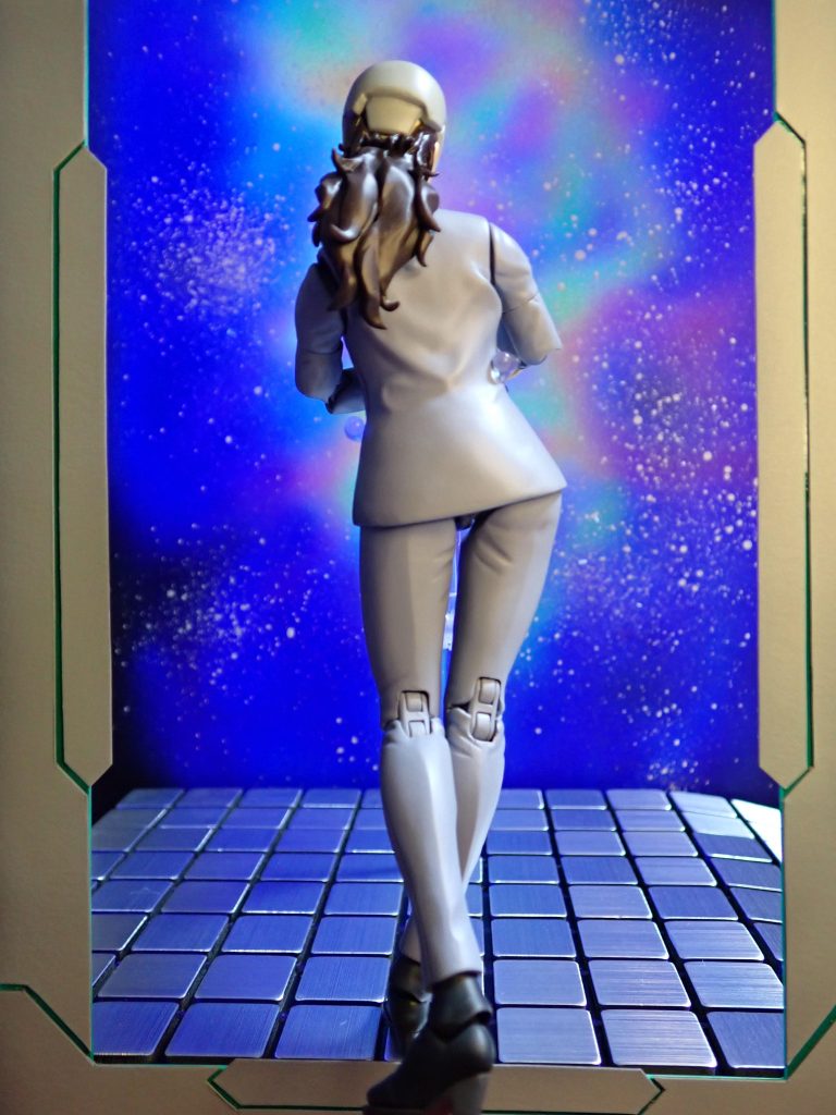 足場は百均のアルミプレート、背景はA4サイズの厚紙に蛍光塗料で塗装した宇宙っぽい絵です。蛍光塗料なのでブラックライト発光します。