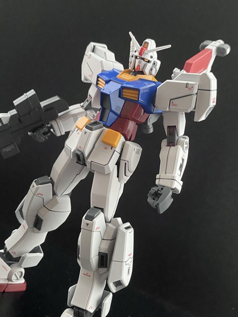 ケイリー・タチバナ 27歳。日系。RGM-F0 (F00)カリステフスのテストパイロットであると同時に、フレーム及び関節部の技術主任でもある。技術畑の出だが、何故か非常に高いパイロット適性を持つ彼女は、テストパイロットをするにあたり、軍から少尉相当の階級が貸与されている。趣味は観葉植物を「愛でる」こと。少尉待遇により与えられた個室内はさながら植物園のようになっているとか…。 技術師として彼女が主に担当した関節部は、従来のものより可動域が広く、駆動部の小型軽量が特徴だったが、強度不足という欠点があった。それを補ったのがMS開発に一日の長があるアナハイム製の頑丈なフレームだった。彼女が携わった部位は赤く塗られており、これにも何か、彼女なりのこだわりがあるのだろう。この機体に「カリステフス」というキク科の花(アスター)の名を付けたのも彼女である。アナハイムではよく花の名を持つ機体が多いことからそれに倣い名付けたものと思われる。 幼い頃、彼女は体が弱く、入退院を繰り返すような子供だった。しかし、月の病院で行われた手術の後、病気がちだったとは思えないほど彼女は「健康」になっている。大げさな言い方をすれば、スポーツをすれば数多くの賞を獲り、同世代の少女達と比べて高い身体能力があったのだ。彼女は知らないのだが、彼女を引き取ったアイルランドの叔父と叔母は、地球連邦軍内の、ある「エリート」組織から多額のお金を受け取っている。…彼女が受けた「手術」は、一体何の手術だったのだろうか。そこは本当に「病院」だったのだろうか…。ちなみに両親は軍関係者だったりする。