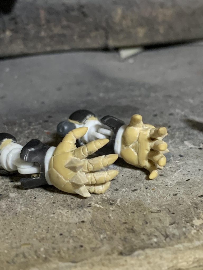 握り手はキットのパーツにパテ盛りし、開き手はパテ造形しました。腕フレームは肩と二の腕の繋ぎ目が回転軸で、ひじは簡易の1軸関節にしました。