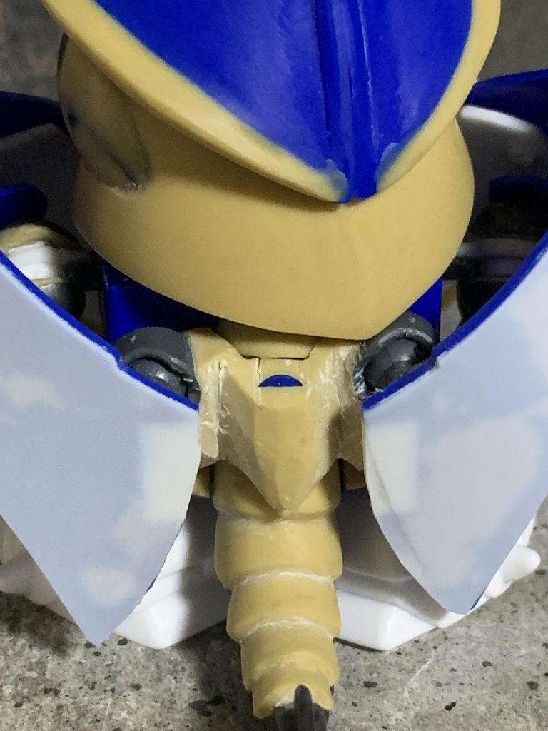 羽根の付け根にSDフレームの股関節のボールジョイント部分を移植しています。