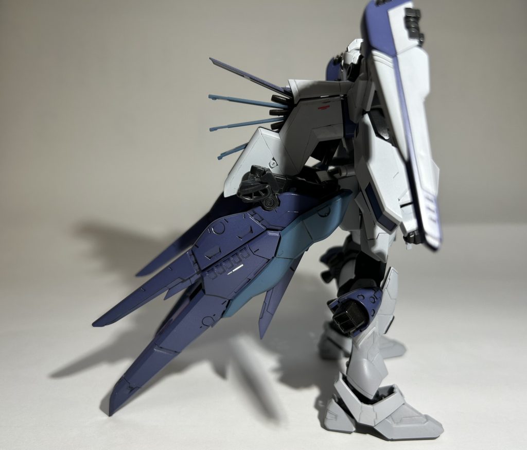 Gセイバー独特のサイドスカート。最初はディスティニーのウィングとミックスさせようとしましたが、上手くいかず、結局リアスカートにそのまま装着しました。後にビルド系の作品に似た機体がいる事を知り、ちょっとテンションが下がりました💧