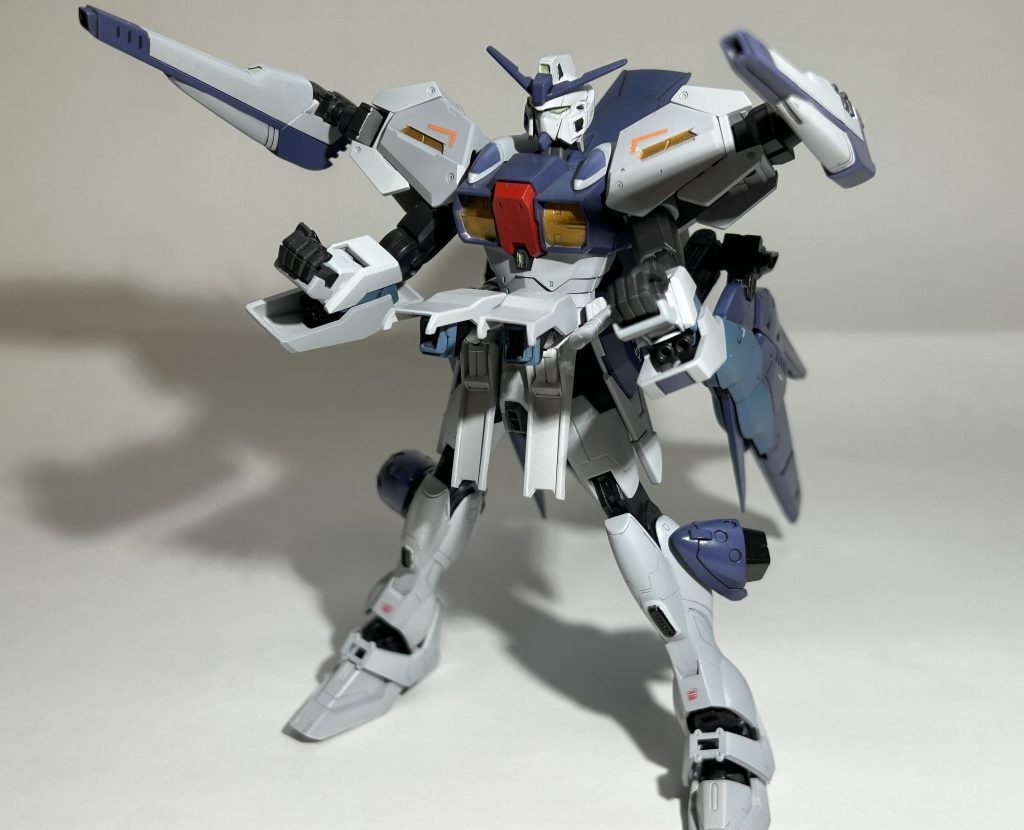 フルバースト?フロントスカートには絶対何か仕込みたいと思っていて、少し不恰好だけどメガ粒子砲を搭載。アリオスの腕も結構強引に取り付けたので、動かす時は少し怖い。