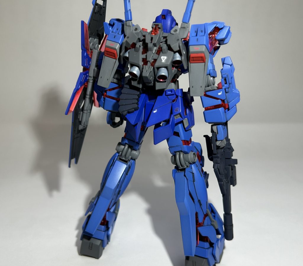 後ろ姿。肩のパーツを一つ無くしてしまい、ディスティニーのサイドスカートで目隠ししましたが、穴に差し込んだだけなので、理屈ではユニコーンモードでもフレームがチラッと露出しちゃうんですよね。手直ししようか今でも悩み中… 