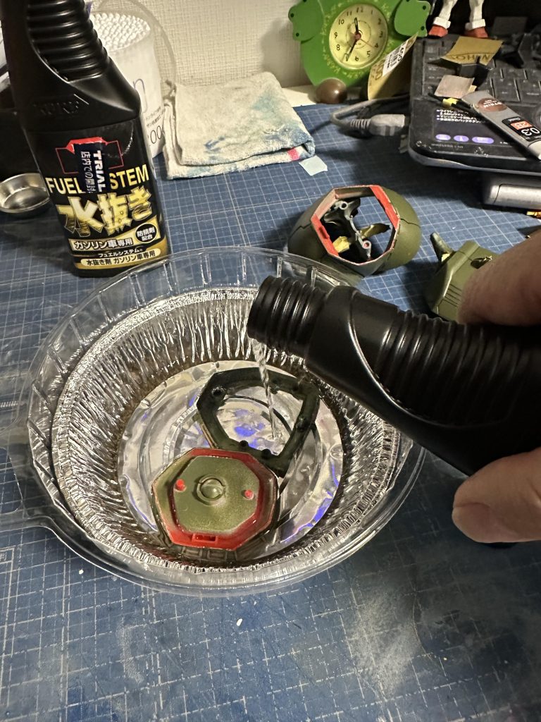 胸部と腰部のダクトの塗装が気に入らなかったので、塗料を落として、やり直しをしています。水抜き剤を使用しましたが、普通にミスターカラーのうすめ液の方が楽チンです。いやマヂで。余った水抜き剤はワタシのクルマの燃料タンクに入れました。