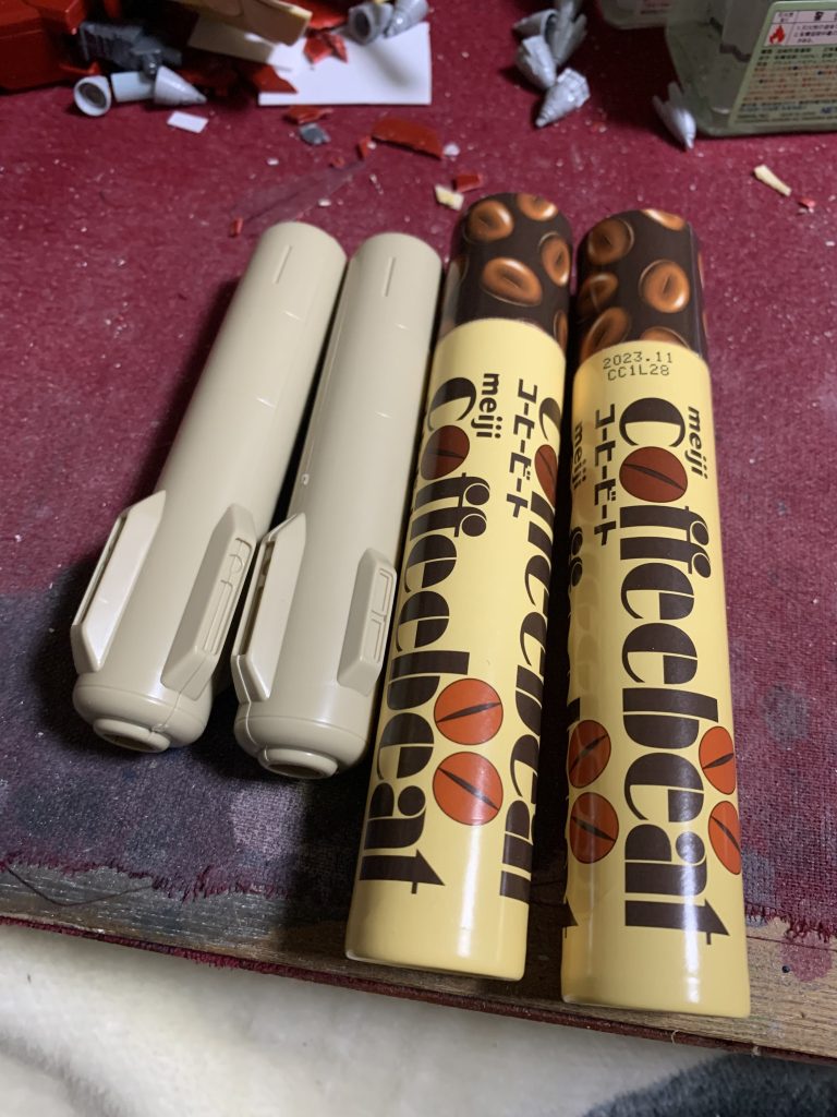 当初はαアジールの足を使う予定でしたが、合わせるとなんか小さいな〜と感じたのでお菓子の筒に変更しました。こういう素材を見つけるとテンションが上がりますね〜。