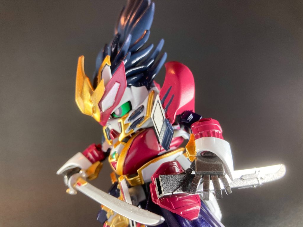 信長ガンダムエピオン 忍びの装アヅチ城主・信長がお忍びで城下町へ出掛ける際の姿。鎧甲冑を着込まない軽装で、身動きが取りやすく俊敏な動作が可能となる。圧倒的偵察力を誇る佐助デルタガンダムが事前にリサーチした絶品美味の天ぷら屋や甘味処を縦横無尽に食べ歩く！