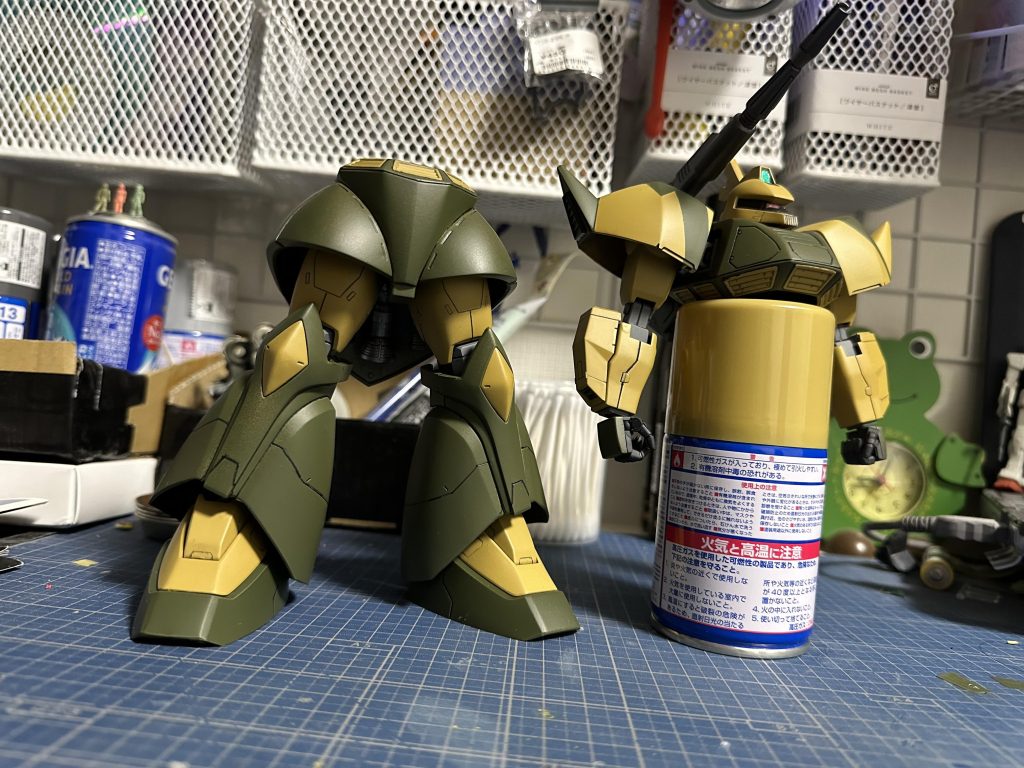 下地がジョニー・ライデン仕様のレッド&ブラックなのでサーフェイサーを吹いてからのスプレー塗装。肩アーマーの迷彩はマスキングテープで適当に『らしく』なるように。