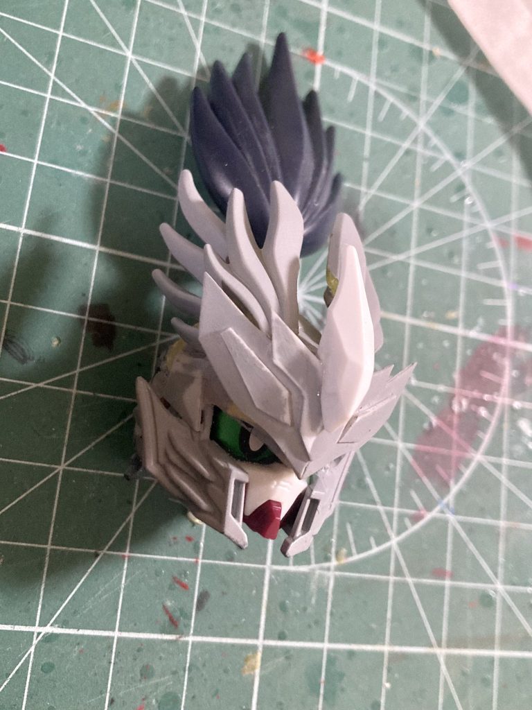 ・肩部信長エピオンの肩を基に、外角を大きくカットしてエポパテを盛り付け削って磨いて形状再現・胴体同じく信長パーツを基にパテなど