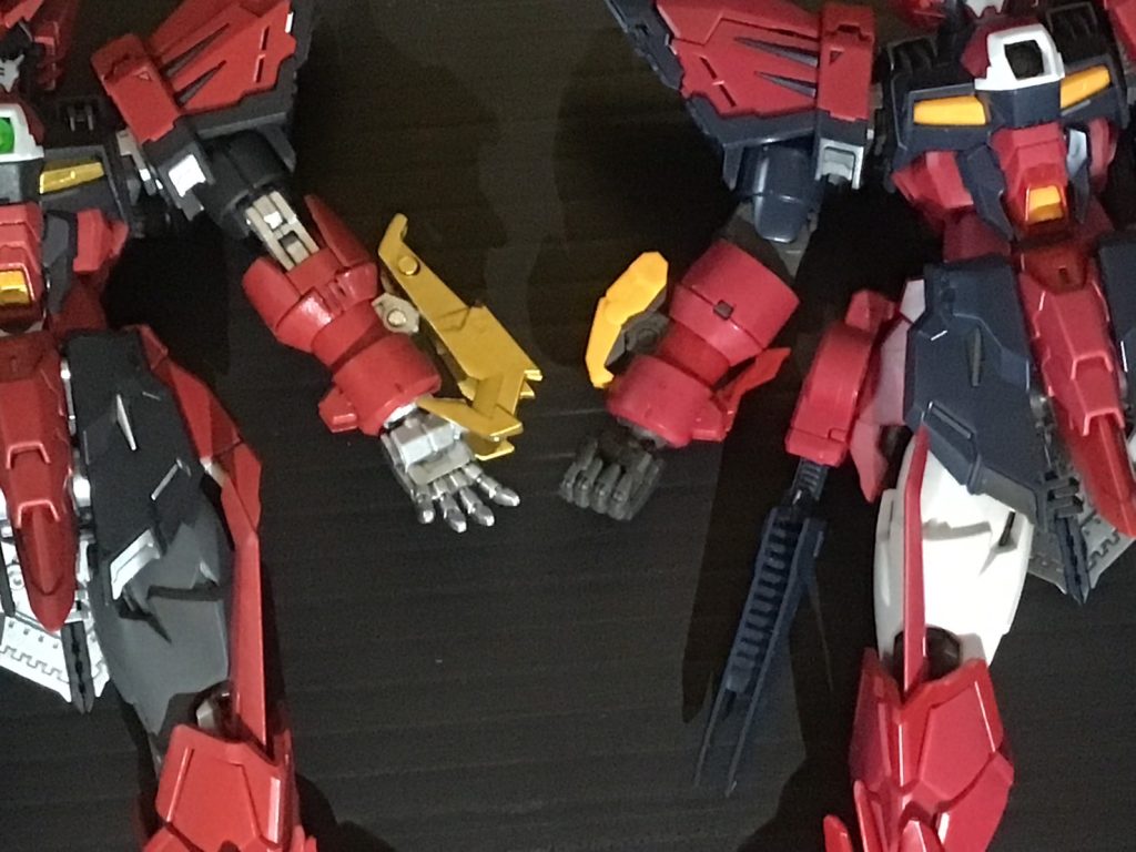 素組みと比較基部は元のままなので可動範囲も凡そ引き継いでいます。手首側も動くしクロー部は回転もできる構造なので、旧キットと違って全然邪魔にはなりません。