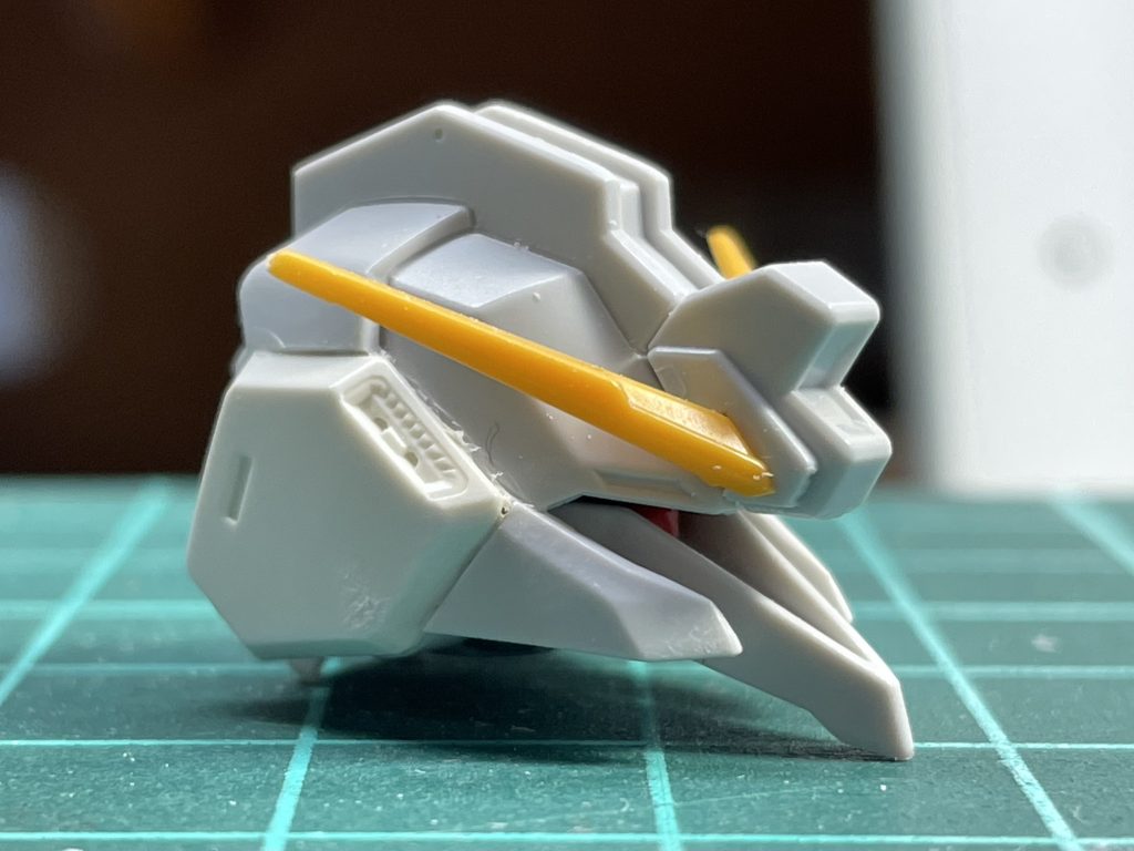 頭部を改修している途中の画像です側面のパネルを改造して、よりシャープな頭部にしてやるつもりでいました