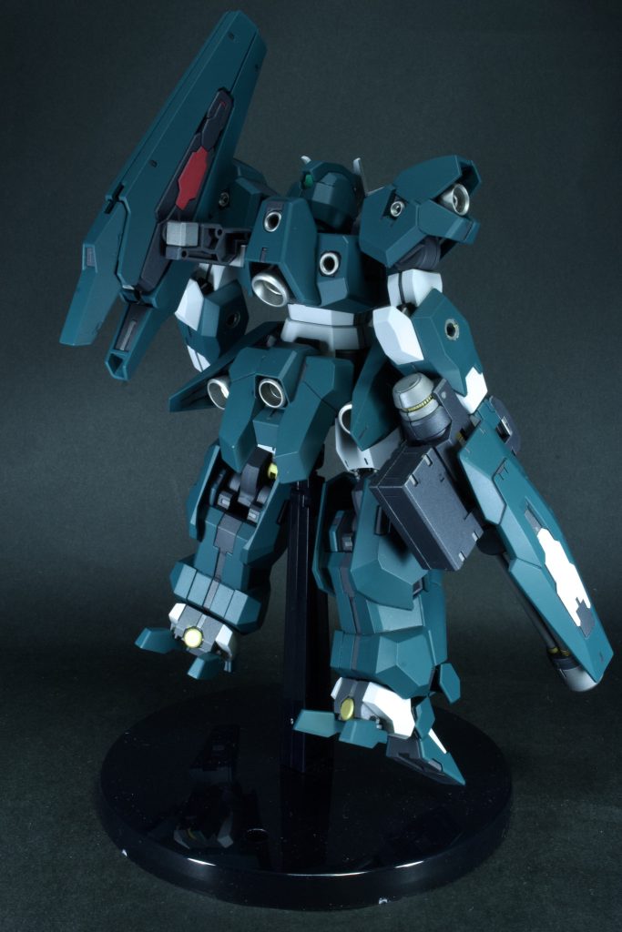 斜め後ろから。マッシブな機体もカッコ良いですねぇ😆