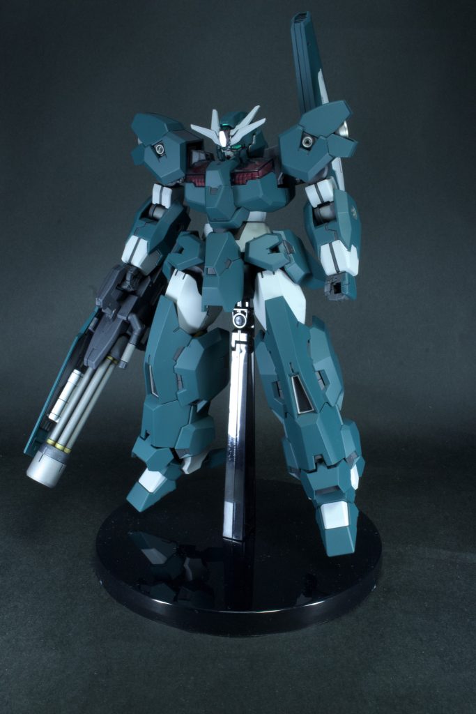 斜め前から。形成色がマジで良くわからん色だったので、設定に合わせて調色しました。もう少し明るくても良かったかな？ガトリングの配色は我ながら上手く行ったと思ってますw