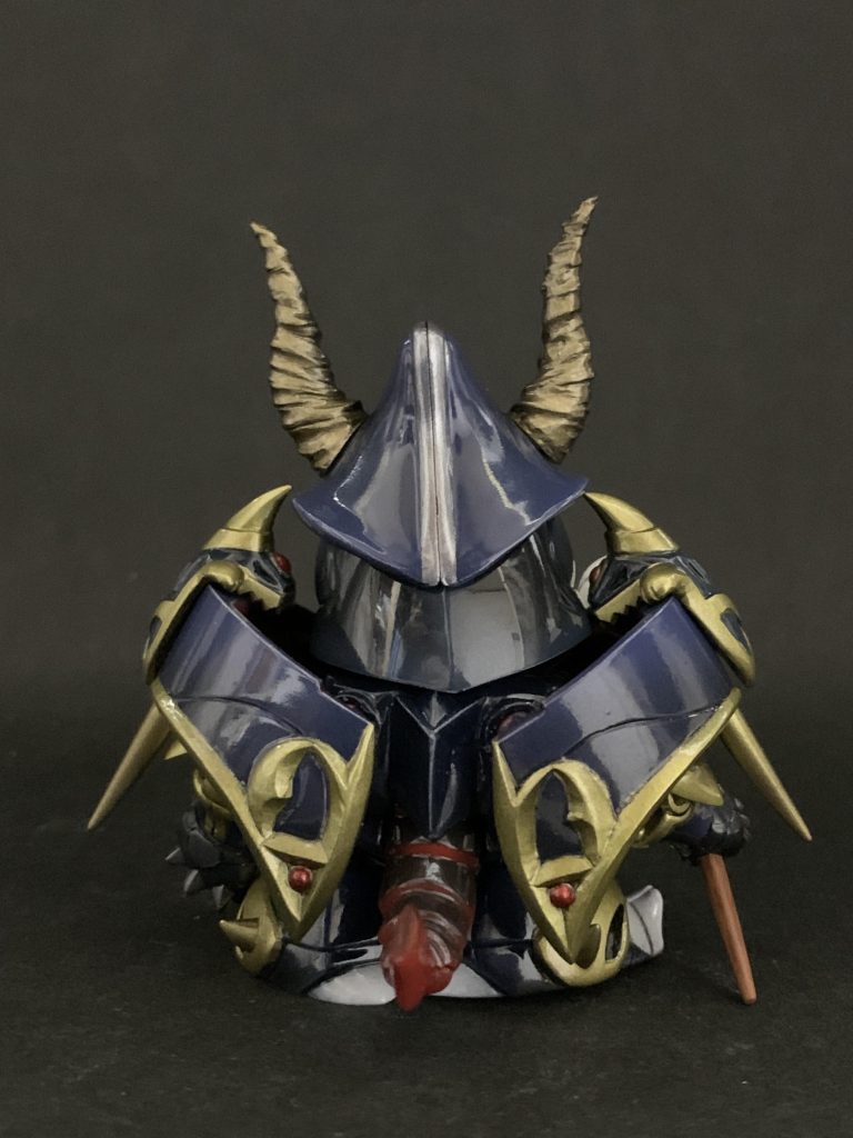 マントの肩飾りはケモノみたいなデザインを入れ込みました。