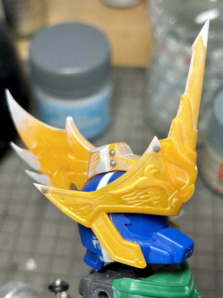 頭部の改修前後に3ミリ幅増し前に飛び出しすぎの額当てを顔に密着させ、鼻面を削り込んで前下がりになるよう角度調整